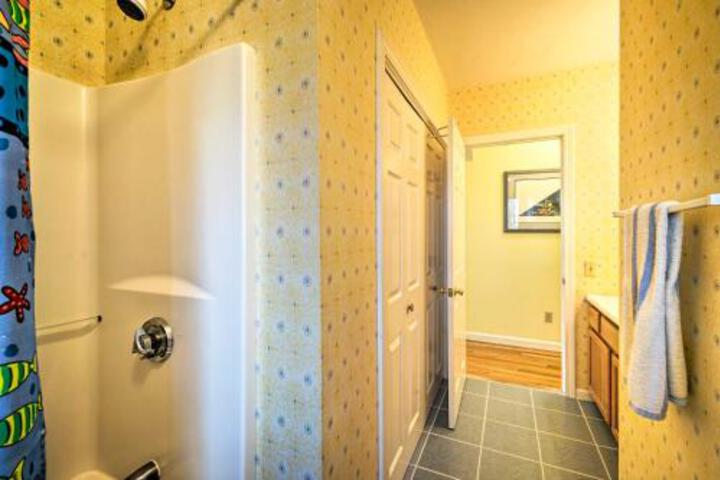 Spacious Family Home With Yard Near Cape Cod Bay - thumb 0