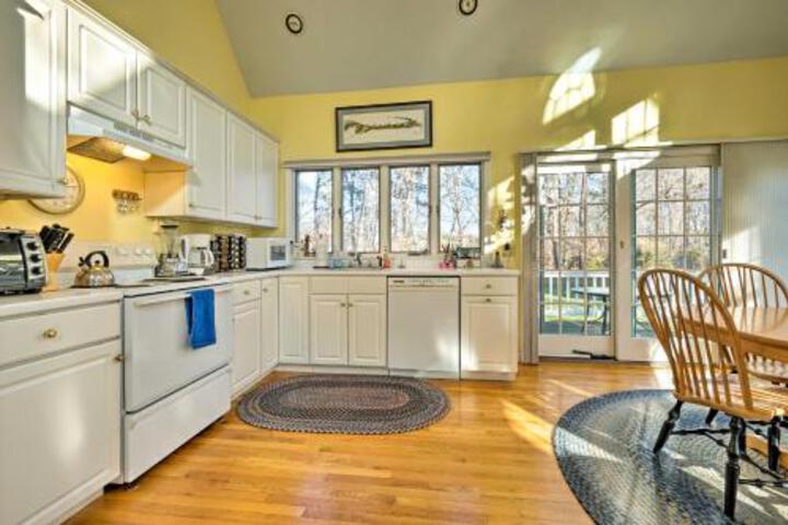 Spacious Family Home With Yard Near Cape Cod Bay - thumb 2