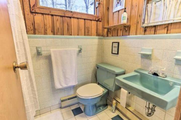 Family Home With Deck Walk To Big Bass Lake! - thumb 2