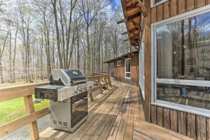 Family Home With Deck Walk To Big Bass Lake! - thumb 3