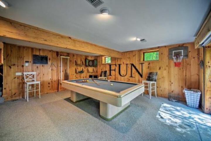 Wilmington Home With Deck Lake View & Game Room - thumb 3