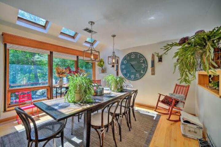 Wilmington Home With Deck Lake View & Game Room - thumb 0