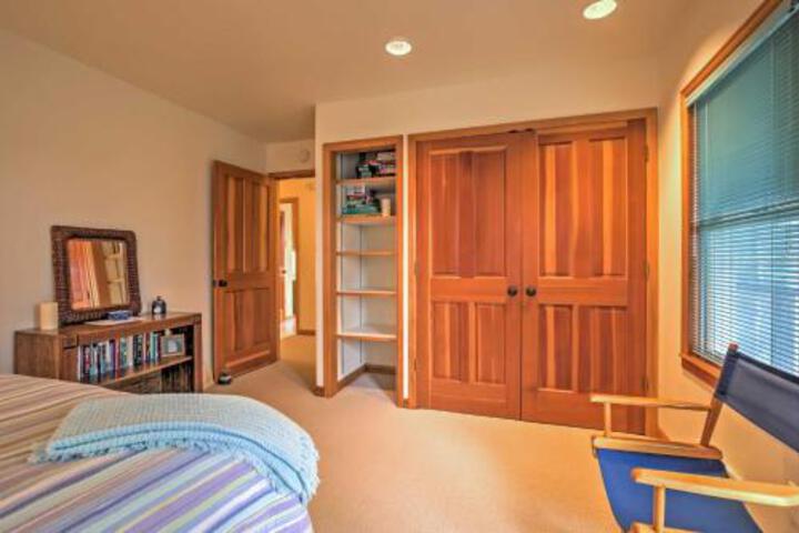 Large Manzanita House With 3 Balconies & Ocean Views - thumb 3