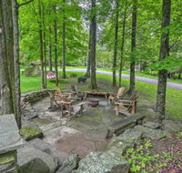 Lake Wallenpaupack Cabin with Shared Pool - Accommodation Indiana