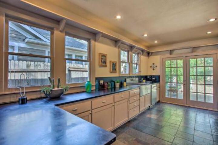 Couples Retreat Walk To Lower Greenville! - thumb 3