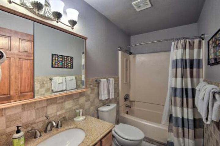 Lake Lovers Retreat Condo W / Balcony + Grill! - thumb 4