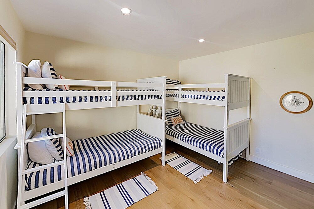 Waterfront Dream W / Dock Kayaks & Fireplace 2 Bedroom Home - thumb 3