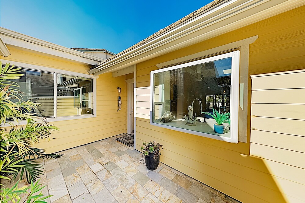 Waterfront Dream W / Dock Kayaks & Fireplace 2 Bedroom Home - thumb 1