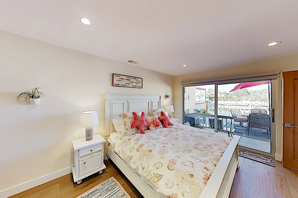 Waterfront Dream W / Dock Kayaks & Fireplace 2 Bedroom Home - thumb 5