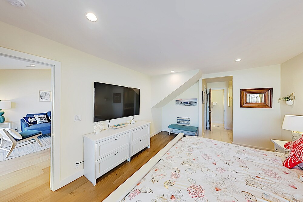 Waterfront Dream W / Dock Kayaks & Fireplace 2 Bedroom Home - thumb 4