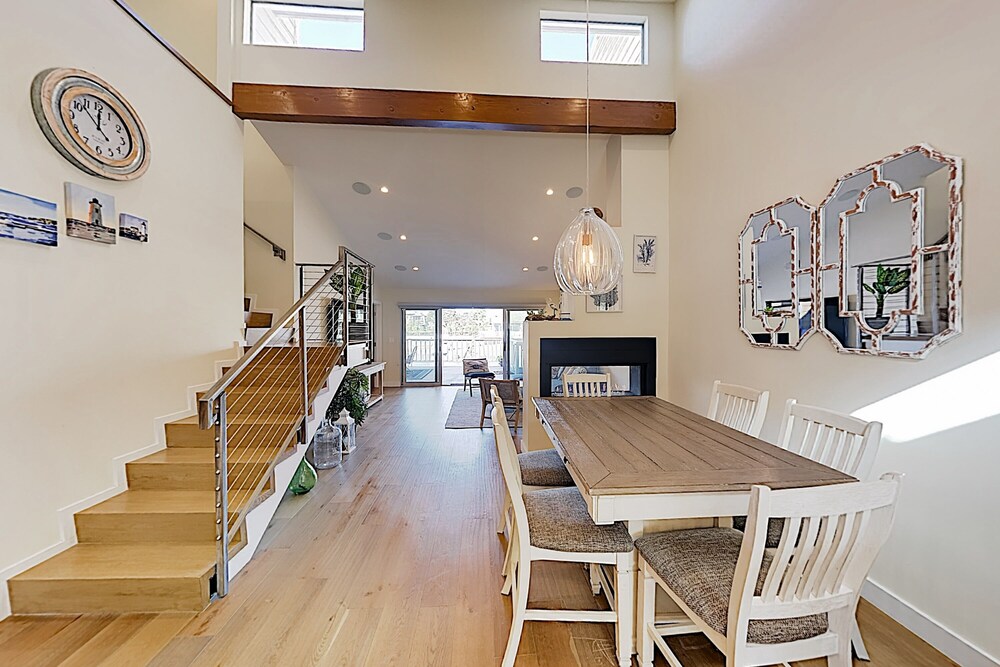 Waterfront Dream W / Dock Kayaks & Fireplace 2 Bedroom Home - thumb 6