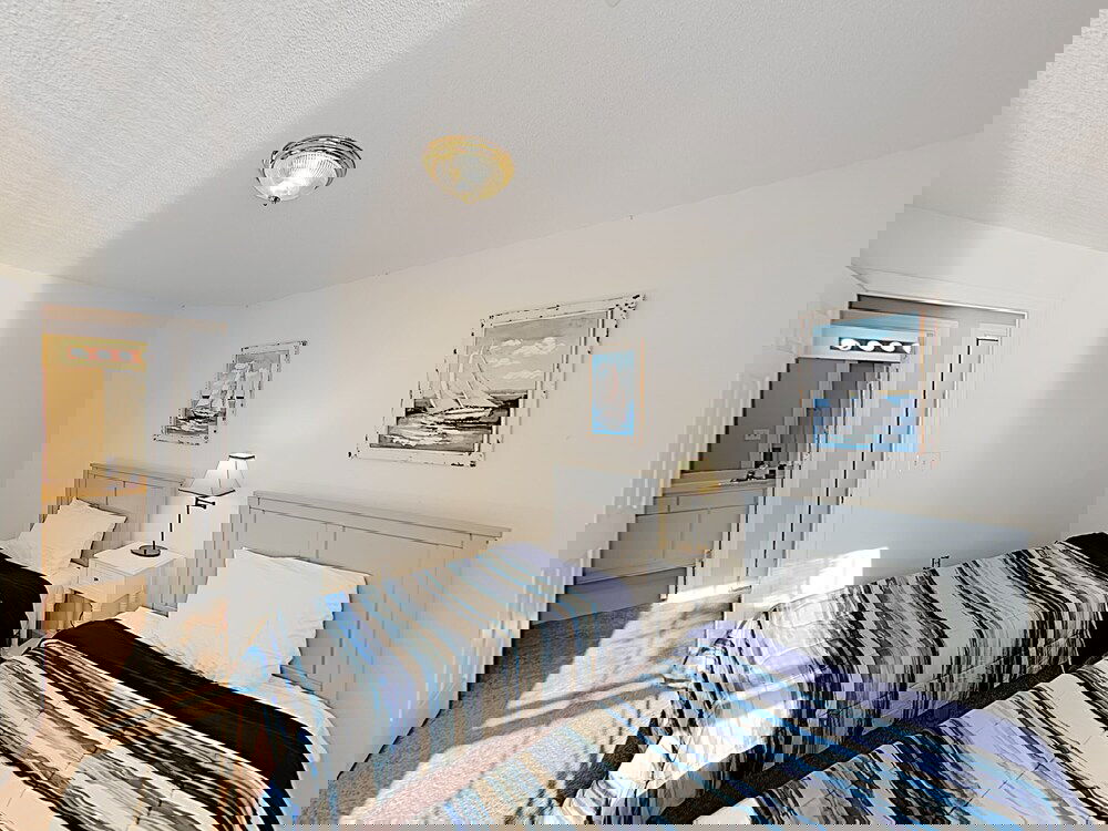 Charming Coastal Haven W / Amazing Locale 3 Bedroom Townhouse - thumb 2