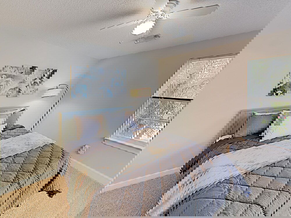 Charming Coastal Haven W / Amazing Locale 3 Bedroom Townhouse - thumb 1