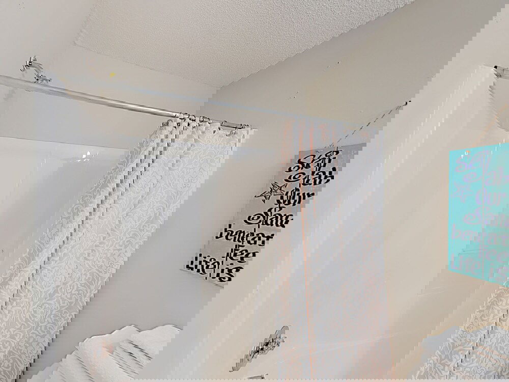 Charming Coastal Haven W / Amazing Locale 3 Bedroom Townhouse - thumb 5