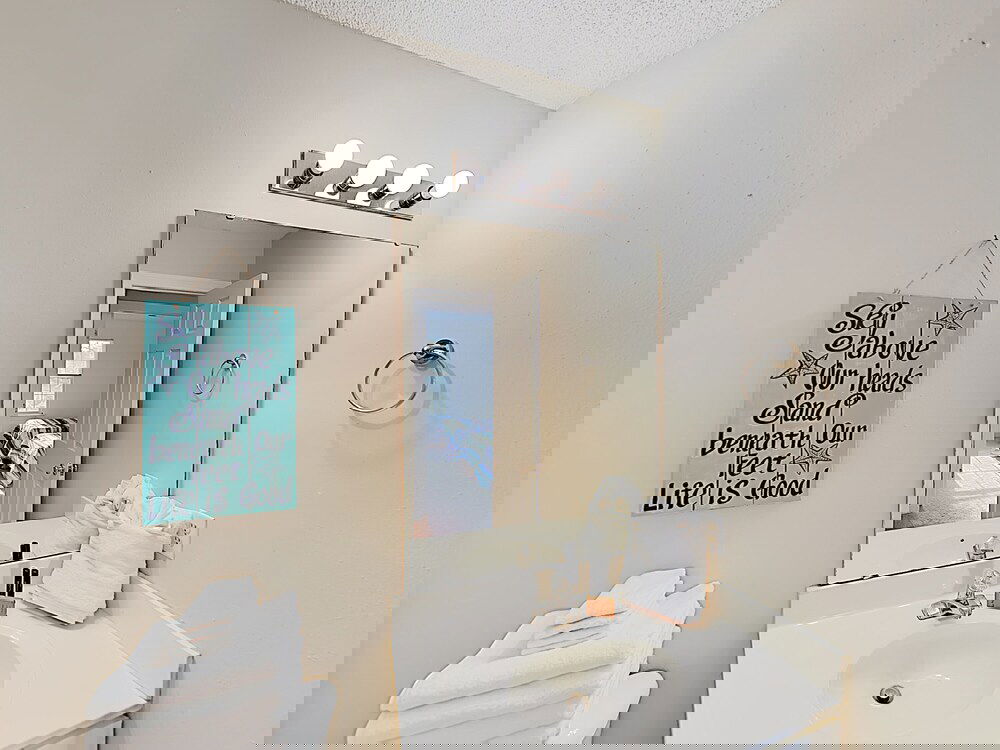 Charming Coastal Haven W / Amazing Locale 3 Bedroom Townhouse - thumb 3