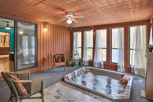 Stone Mtn Retreat W / Sunken Hot Tub & Sauna! - thumb 1