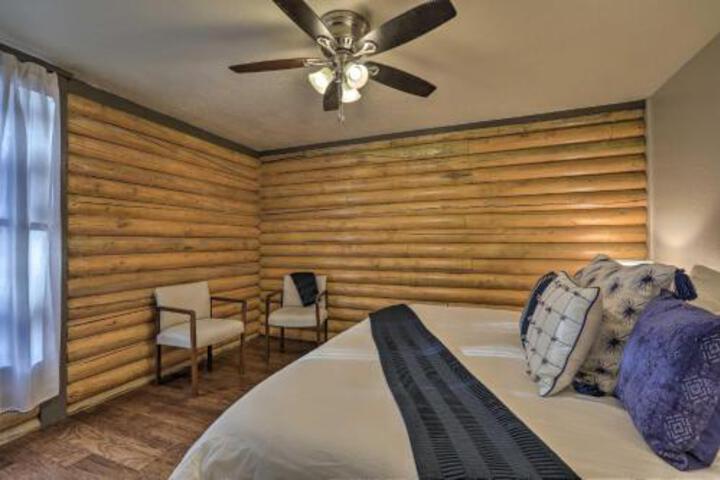 Pristine Flagstaff Cabin With Decks & Mountain Views! - thumb 3