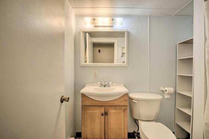 Airy Coastal Getaway Walk To Hampton Beach! - thumb 4