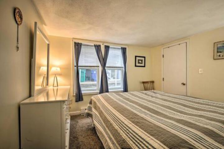 Airy Coastal Getaway Walk To Hampton Beach! - thumb 5