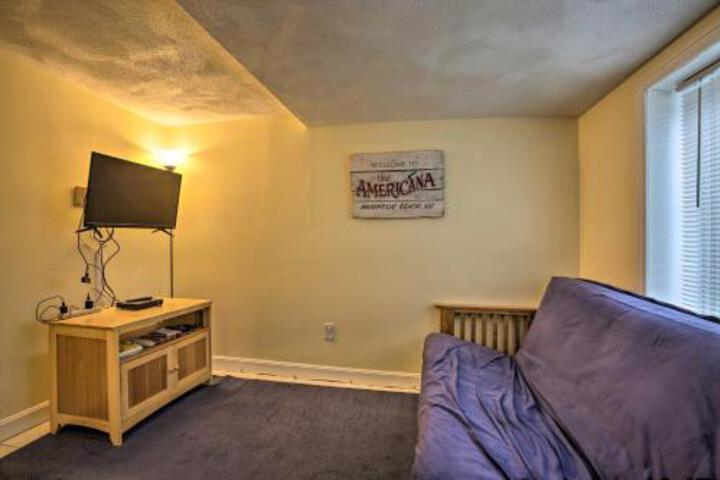 Airy Coastal Getaway Walk To Hampton Beach! - thumb 3