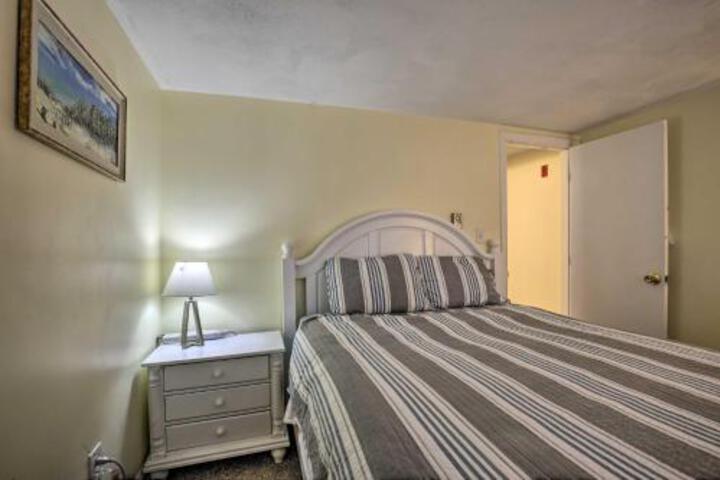 Airy Coastal Getaway Walk To Hampton Beach! - thumb 1