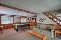 Poconos Mountain Retreat w / Game Room  Decks