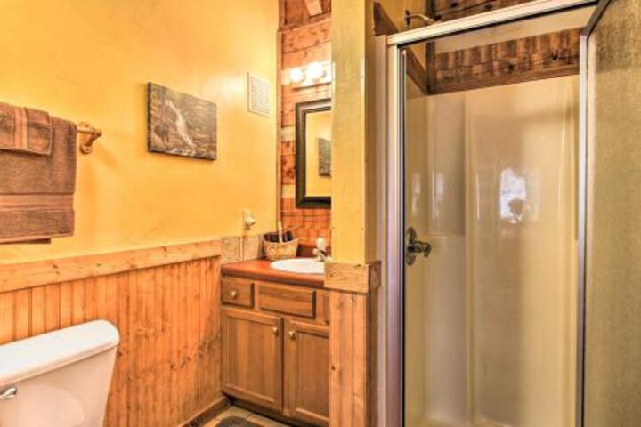 Honey Bear Pause Getaway W / Porch & Hot Tub - thumb 0