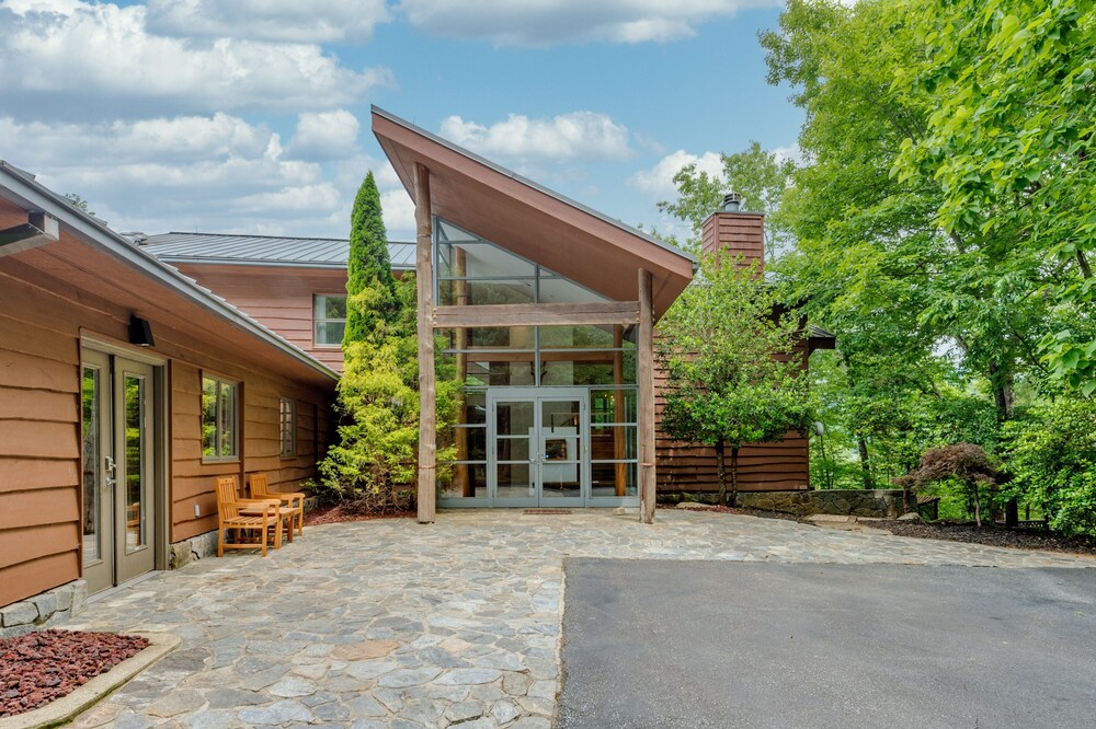 A Lake & Mountain Lodge W / Lake Access Hot Tub & Game Room 6 Bedroom Home - thumb 0