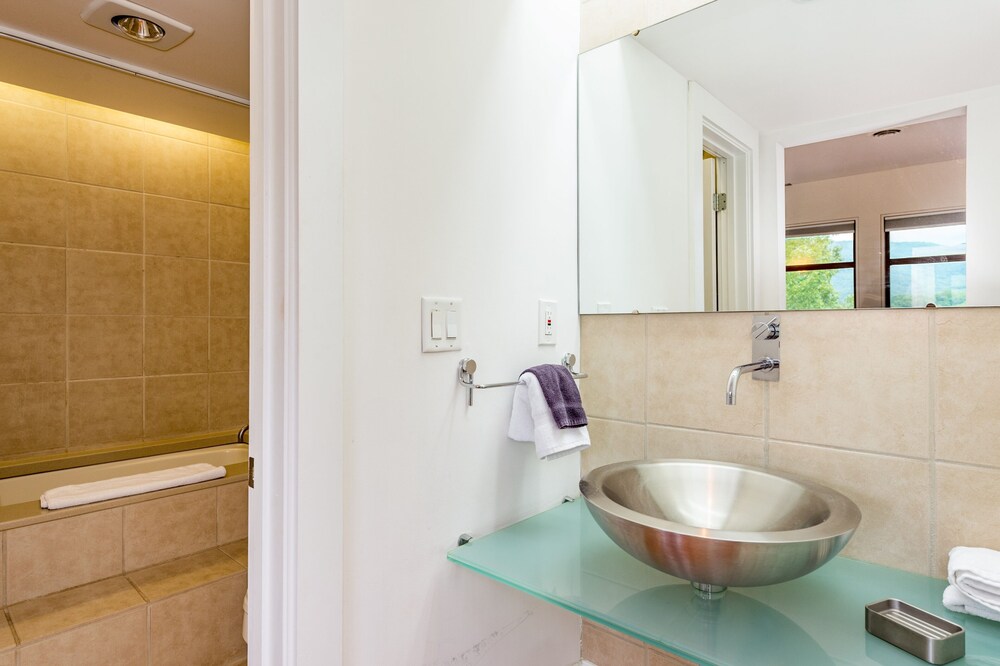 A Lake & Mountain Lodge W / Lake Access Hot Tub & Game Room 6 Bedroom Home - thumb 5