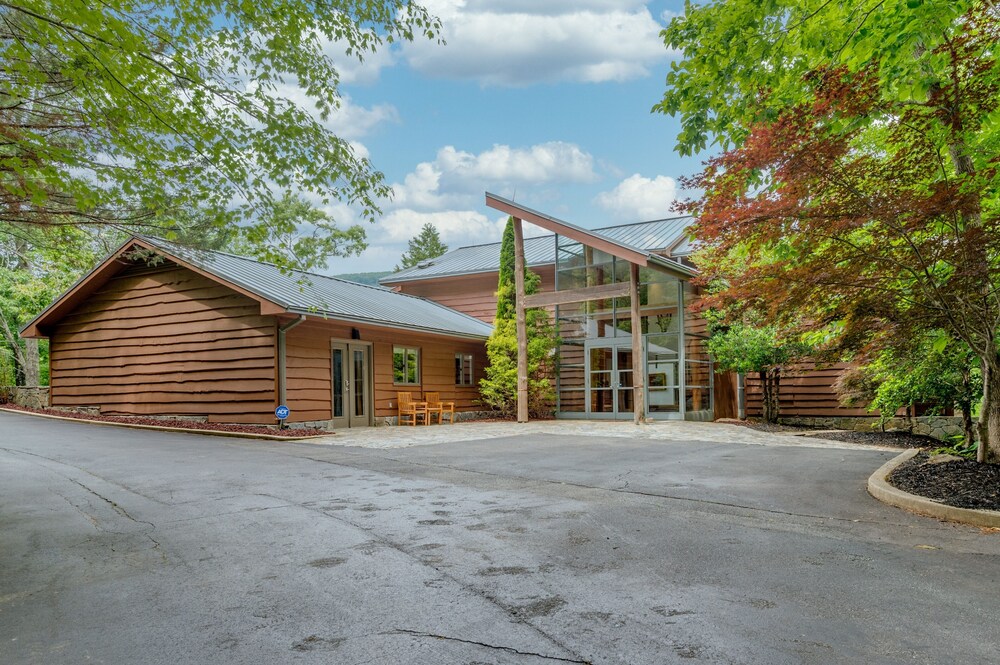 A Lake & Mountain Lodge W / Lake Access Hot Tub & Game Room 6 Bedroom Home - thumb 1