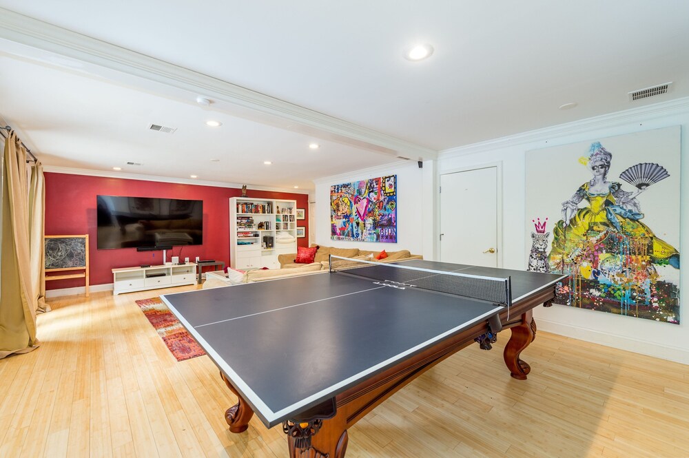 A Lake & Mountain Lodge W / Lake Access Hot Tub & Game Room 6 Bedroom Home - thumb 3