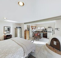 Casa Blanca Studio at Lumina Gardens W / Hot Tub Studio Bedroom Cottage - Accommodation Indiana