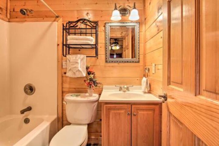 Downtown Gatlinburg Lodge With Hot Tub & Game Room! - thumb 1