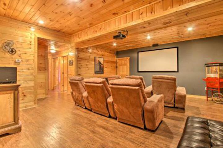 Downtown Gatlinburg Lodge With Hot Tub & Game Room! - thumb 2