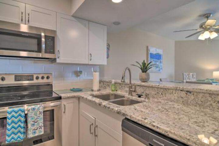 Renovated Beach Nook With Lanai Steps From Gulf - thumb 0