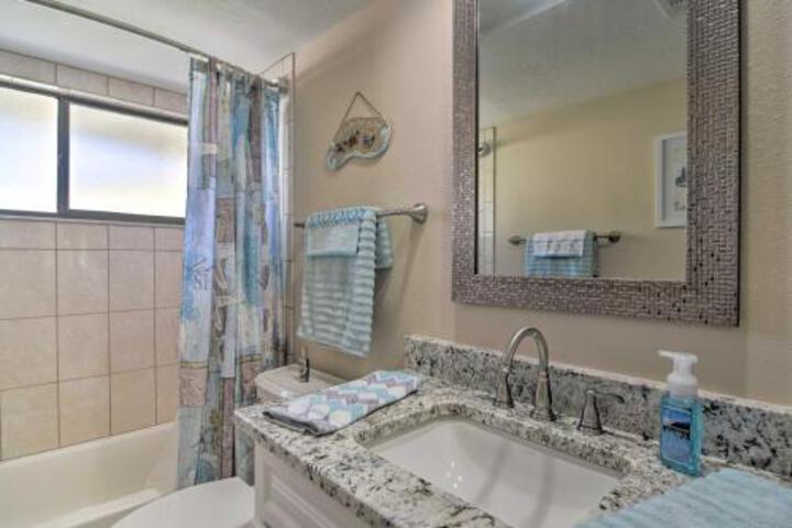 Renovated Beach Nook With Lanai Steps From Gulf - thumb 3