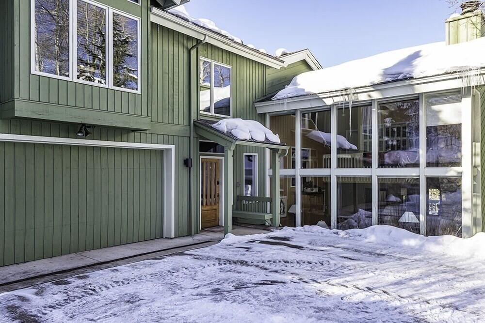 921 Faraway 5 Bedroom Home - thumb 1