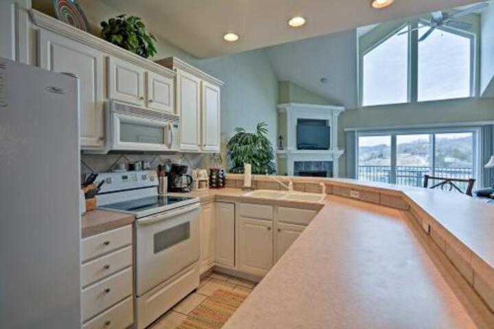 Waterfront Condo On Lake Of The Ozarks W / 2 Pools! - thumb 2