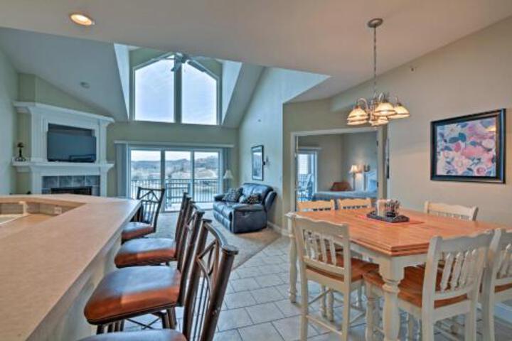 Waterfront Condo On Lake Of The Ozarks W / 2 Pools! - thumb 1
