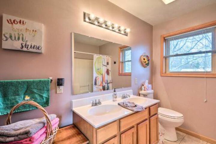 Pocono Mtn Retreat 1 Block To Pool & Beach Lake! - thumb 0