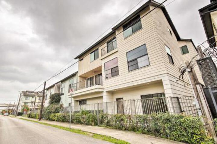 Condo With City Views Less Than 1 Mi To Downtown Houston! - thumb 4