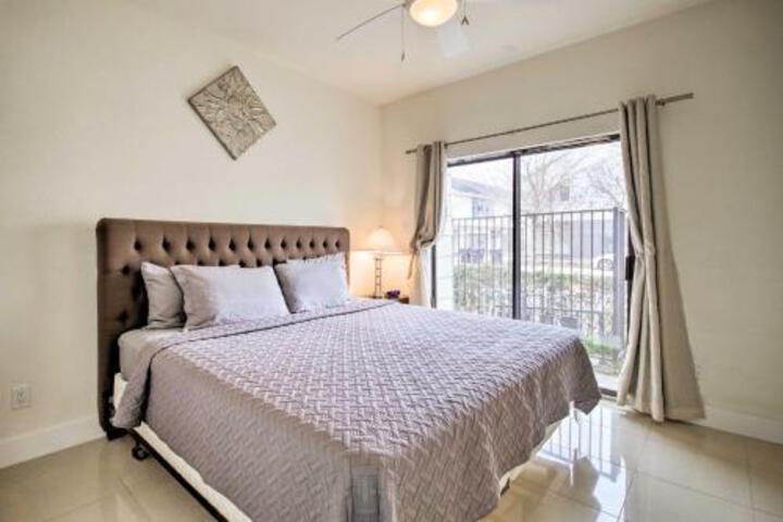 Condo With City Views Less Than 1 Mi To Downtown Houston! - thumb 0
