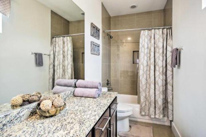 Condo With City Views Less Than 1 Mi To Downtown Houston! - thumb 2