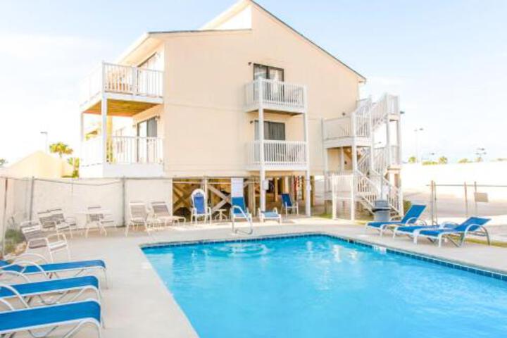 Sparkling Beachside Condo W / Pool & Balcony Condo - thumb 4