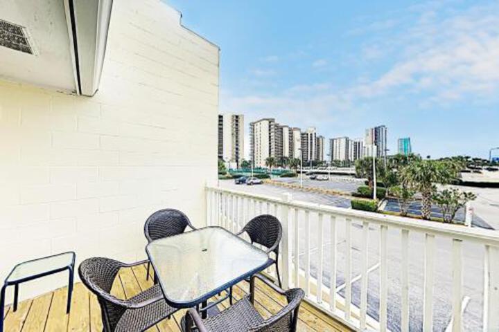 Sparkling Beachside Condo W / Pool & Balcony Condo - thumb 0