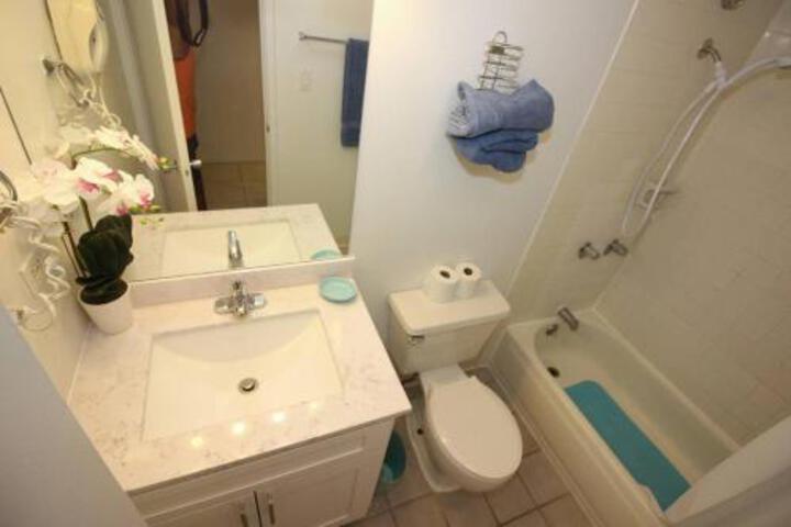 210 TROPICS!! In PARADISE! BLOCK FROM BEACH!! - thumb 6