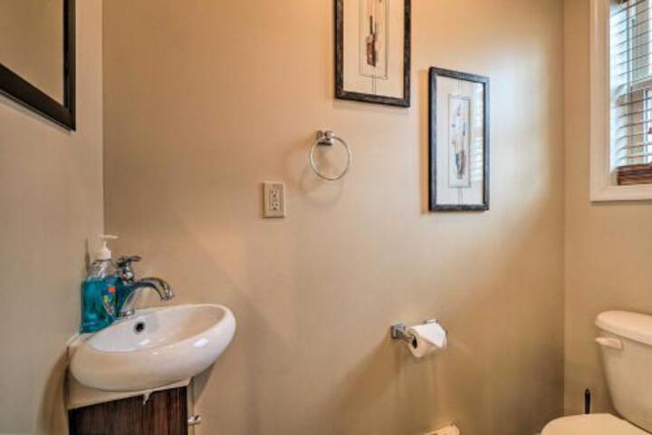 Family Poconos Escape With Community Amenities! - thumb 1