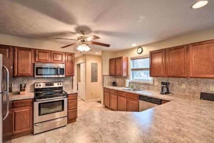 Family Poconos Escape With Community Amenities! - thumb 0