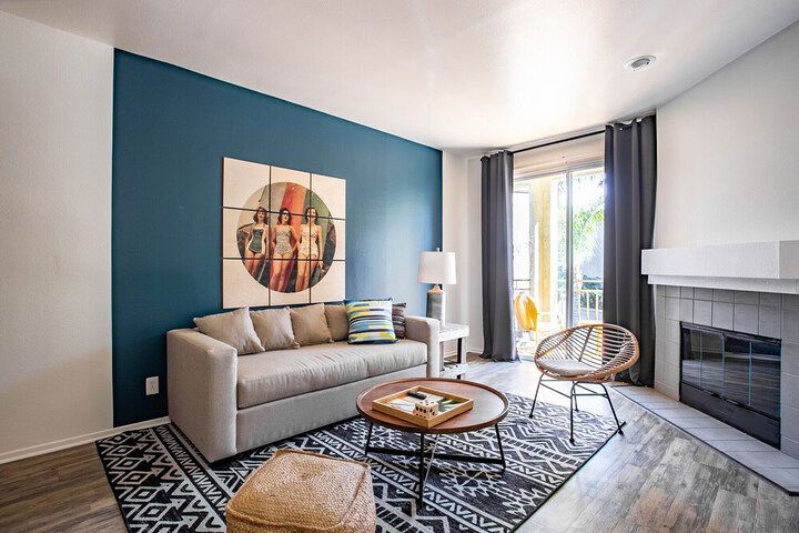 WanderJaunt Stylish Mission Valley Apts - thumb 5