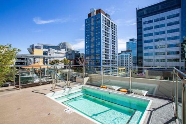 WanderJaunt Modern Downtown San Diego Apts - thumb 0